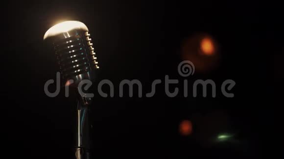 观看音乐会金属麦克风停留在舞台上的空栏在聚光灯下灯光视频的预览图