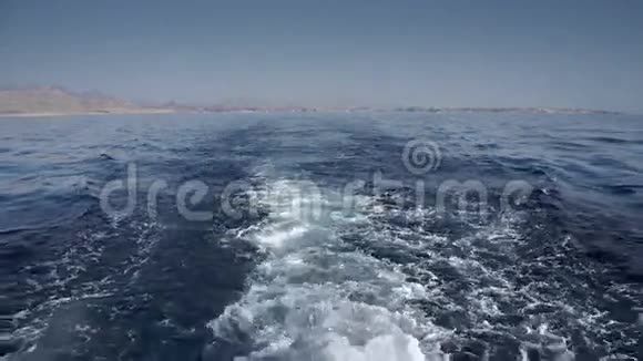 一艘船在海中航行的尾迹视频的预览图