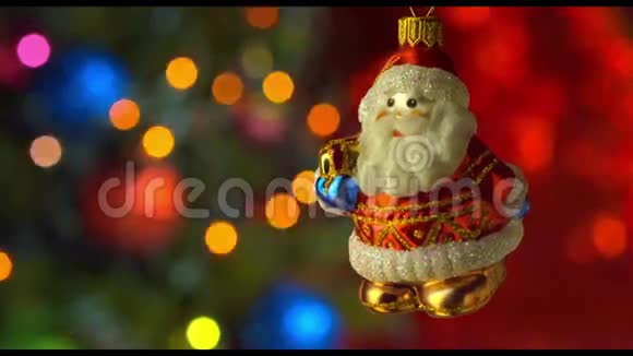 圣诞老人玩具装饰新年树视频的预览图