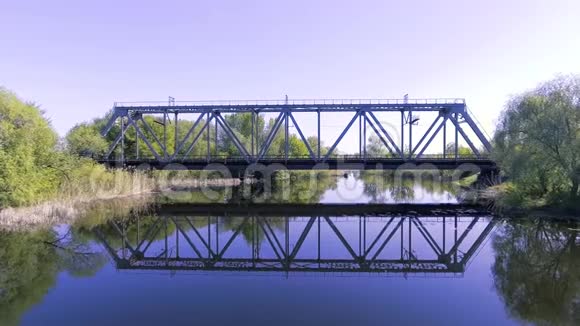 一列高速火车开着一座桥过河视频的预览图