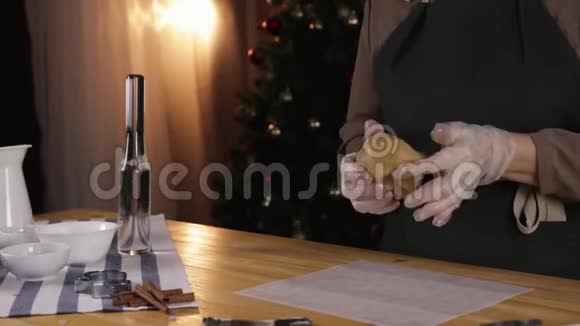 为圣诞节准备姜饼饼干的女人视频的预览图