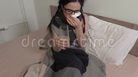 生病的女人在床上吃药视频的预览图