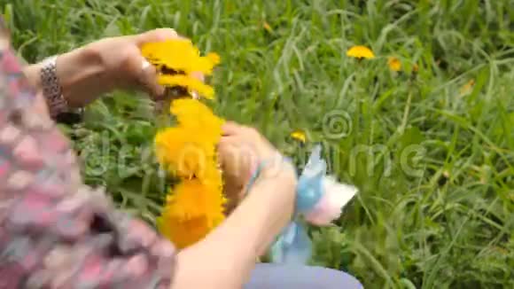 女人织了一个蒲公英花环视频的预览图