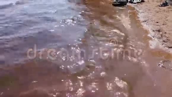 河浪溅落在沙滩上视频的预览图