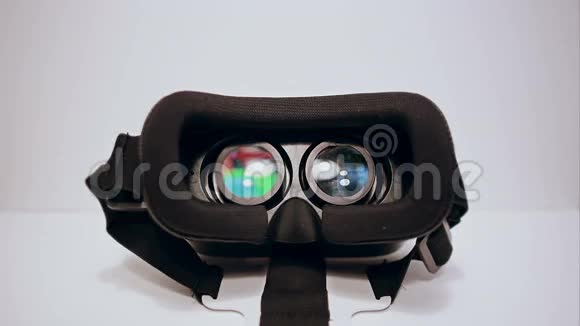 虚拟现实眼镜为智能手机的白色背景智能手机正在工作男人的手拿着它们戴上它们视频的预览图