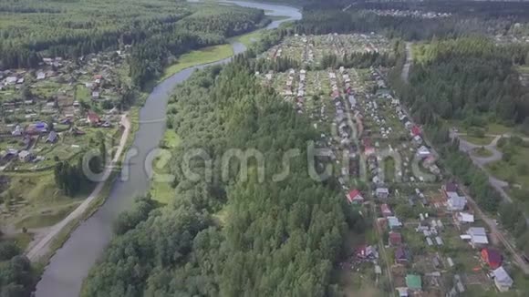 森林附近小镇的鸟瞰图剪辑在有河流的森林地区鸟瞰该镇视频的预览图