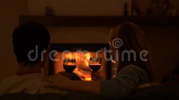 一对夫妇坐在壁炉旁的家里视频的预览图