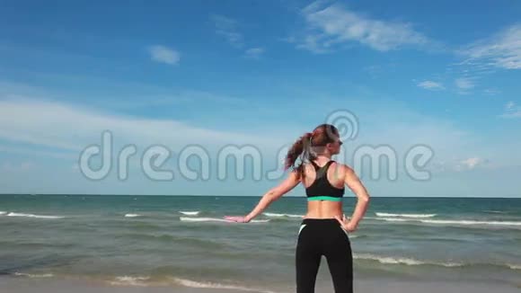 女人在海边做运动视频的预览图