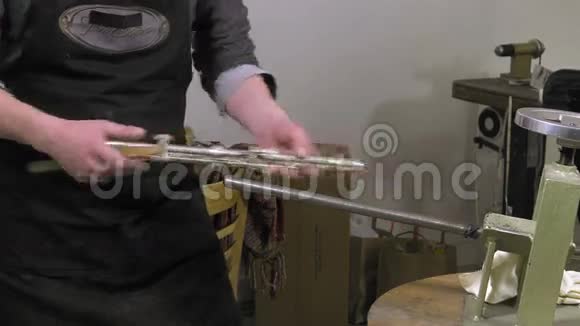 一位工匠在吹笛子视频的预览图