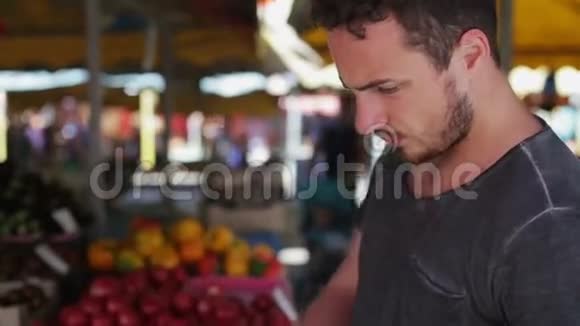 一个人今天在市场上买蔬菜视频的预览图
