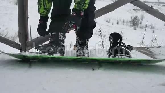 带有白色背景冬季靴子的滑雪板视频的预览图