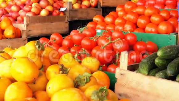 街头市场上有橘子苹果梨柿子和各种水果的陈列柜视频的预览图