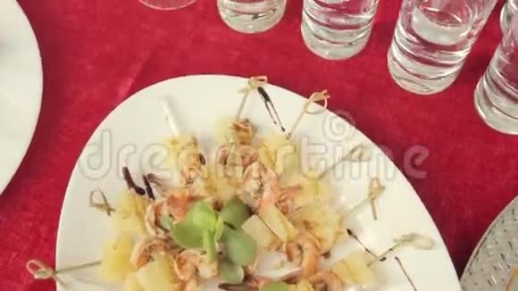 带有虾和菠萝罐头的盘子餐饮水果盘视频的预览图
