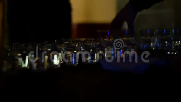 夜总会派对上的伏特加杯视频的预览图