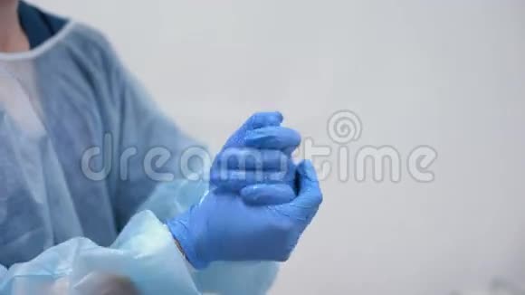 医生用喷雾消毒乳胶手套医学和健康概念视频的预览图