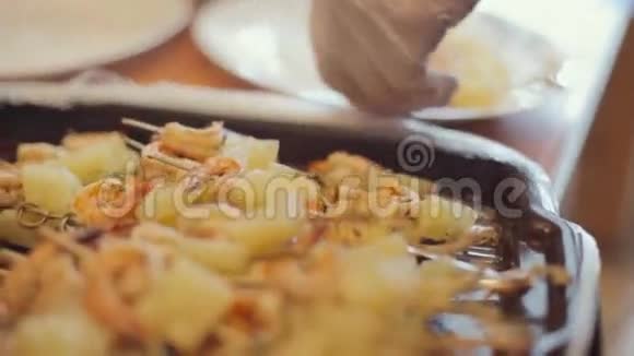 厨师把虾和菠萝放在盘子里用来做餐饮视频的预览图