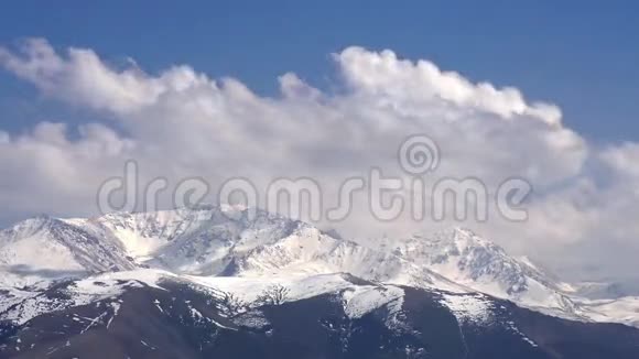 云中的山峰视频的预览图