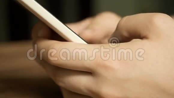 女性手在智能手机上输入短信视频的预览图