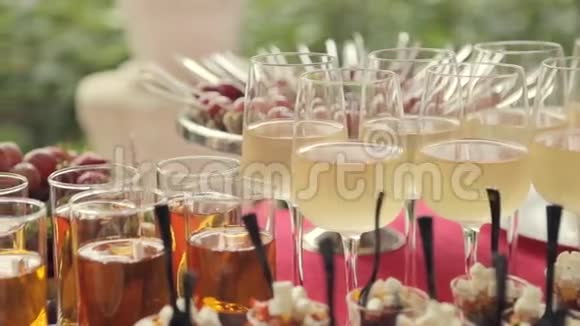 宴会上的葡萄酒果汁甜点和小吃视频的预览图