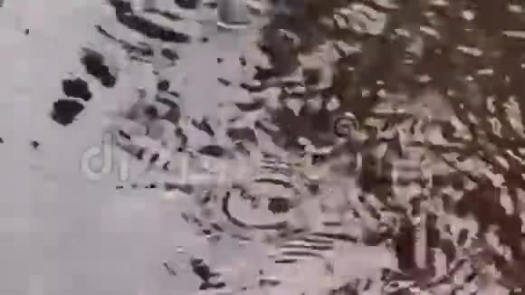 河水表面的雨水视频的预览图