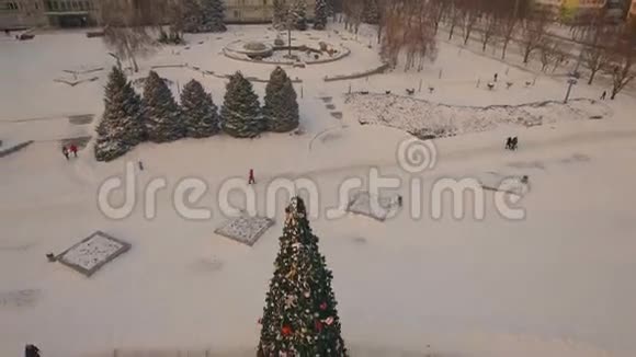 日落时分无人机在中央广场的圣诞树周围盘旋乌克兰视频的预览图