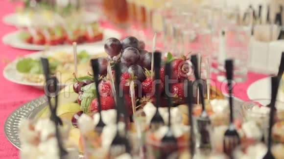 宴会上提供各种开胃菜甜点饮料蔬菜沙拉视频的预览图