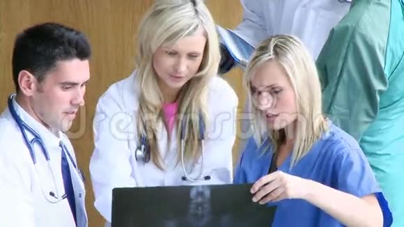 护士和医生检查X光的高视角视频的预览图