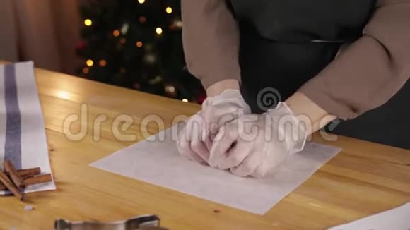 为圣诞节准备姜饼饼干的女人视频的预览图