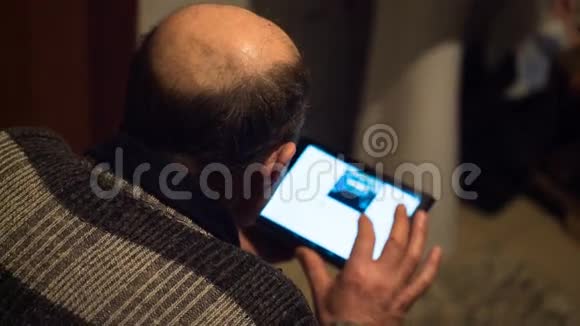 一位老人手中的平板电脑视频的预览图
