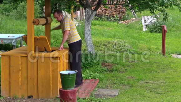 工人从木井中抽取满桶水视频的预览图
