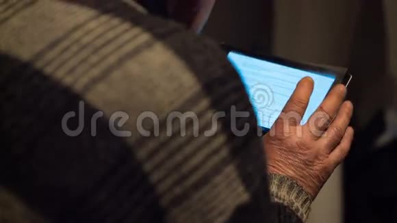 一位老人手中的平板电脑视频的预览图