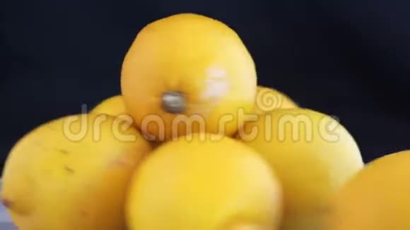 新鲜柠檬在木板上旋转视频的预览图
