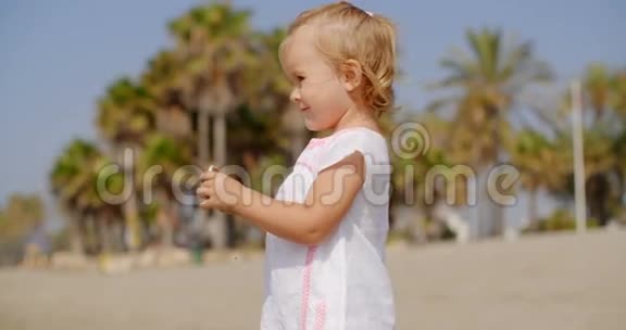 热带海滩白衣少女视频的预览图