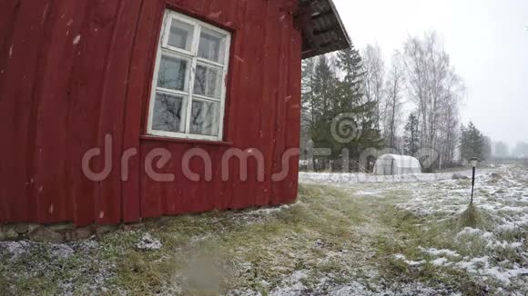 雪落在红房子旁时间流逝视频的预览图
