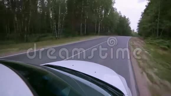 在摄像机上汽车在森林道路上行驶视频的预览图