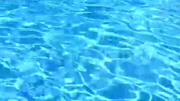 在阳光明媚的一天4K游泳池里的倒影视频的预览图