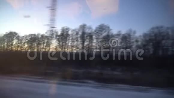 4K点从旅客列车的窗口荒废的冬林在窗外移动视频的预览图