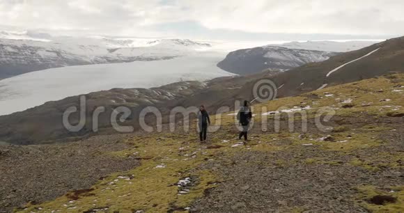 在冰岛徒步旅行视频的预览图