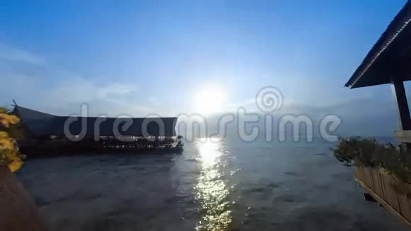 日落西巴丹卡帕莱潜水度假村视频的预览图