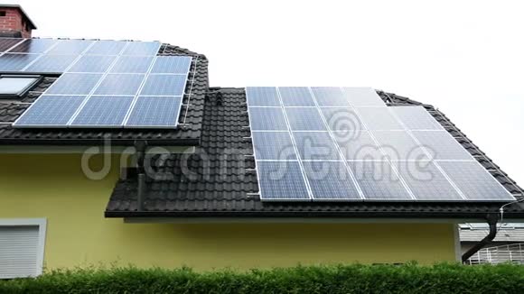一座漂亮房子屋顶上的太阳能电池板视频的预览图