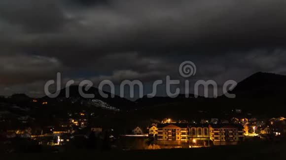 傍晚的云彩掠过乡村的景色视频的预览图