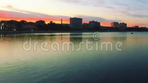 夜幕降临伏尔加河上美丽的日落水岸的模糊镜头街灯打开和交通视频的预览图