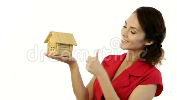 幸福的女人手里拿着小房子视频的预览图
