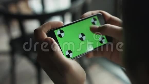 特写男性手触摸手机绿屏把照片放大放大绿色屏幕色度键视频的预览图