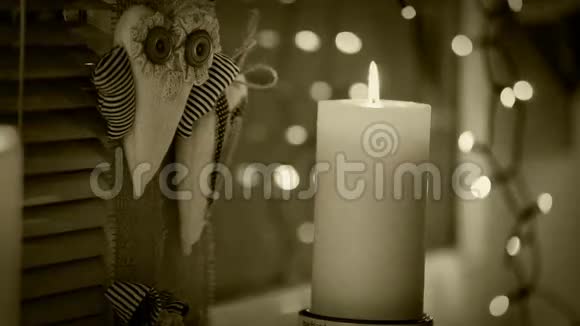 一支圣诞蜡烛坐在窗台上的旧电影片段视频的预览图