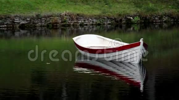 白排船有红色衬里视频的预览图