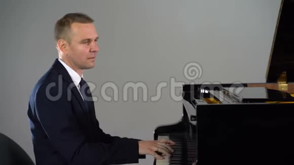 男音乐家弹钢琴视频的预览图