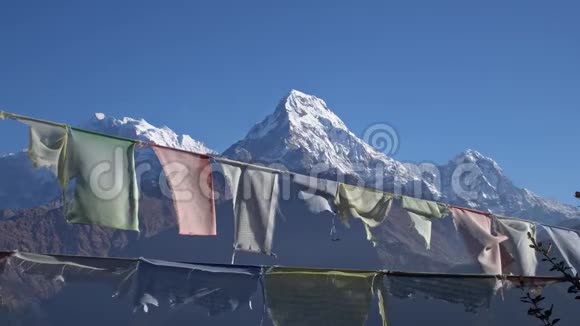 佛教祈祷旗悬挂在尼泊尔的徒步路径在喜马拉雅山探险视频的预览图