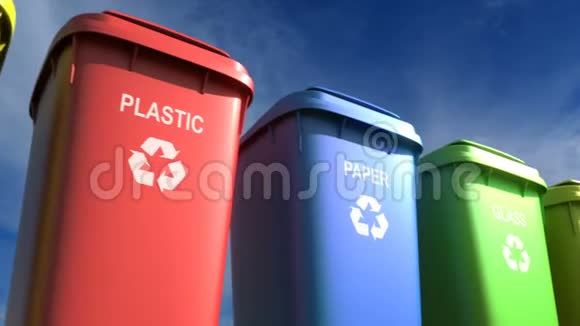 带有废物类别标签及循环再造标志的多色塑胶垃圾箱视频的预览图