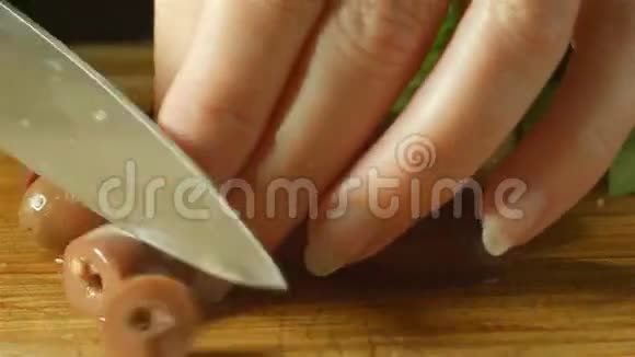 健康的新鲜橄榄菜准备在厨房切菜视频的预览图